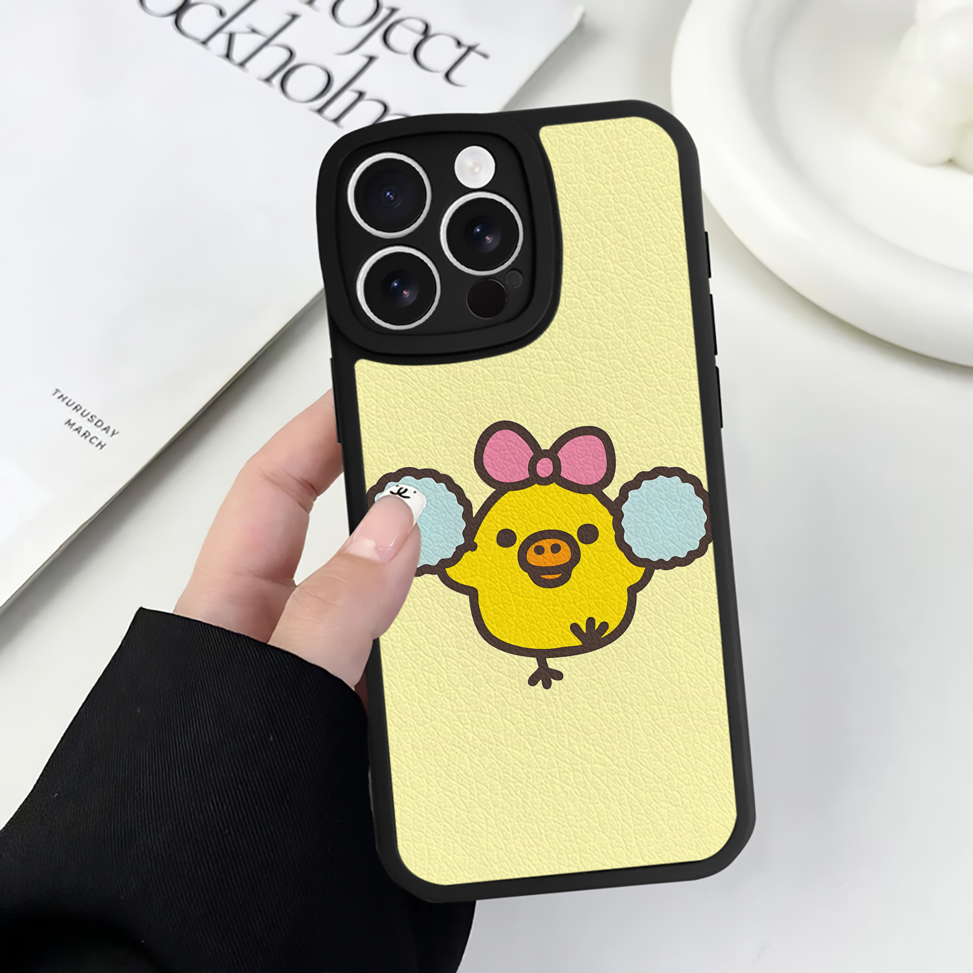 （画像用） リラックマ リラックマ キイロイトリ Rilakkuma Korilakkuma Kiiroitori 【iPhone 16シリーズ対応】シリコンスマホケース（レザー調） 材質：シリコン